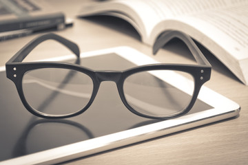 为什么主流的数码产品的默认颜色全是黑的-